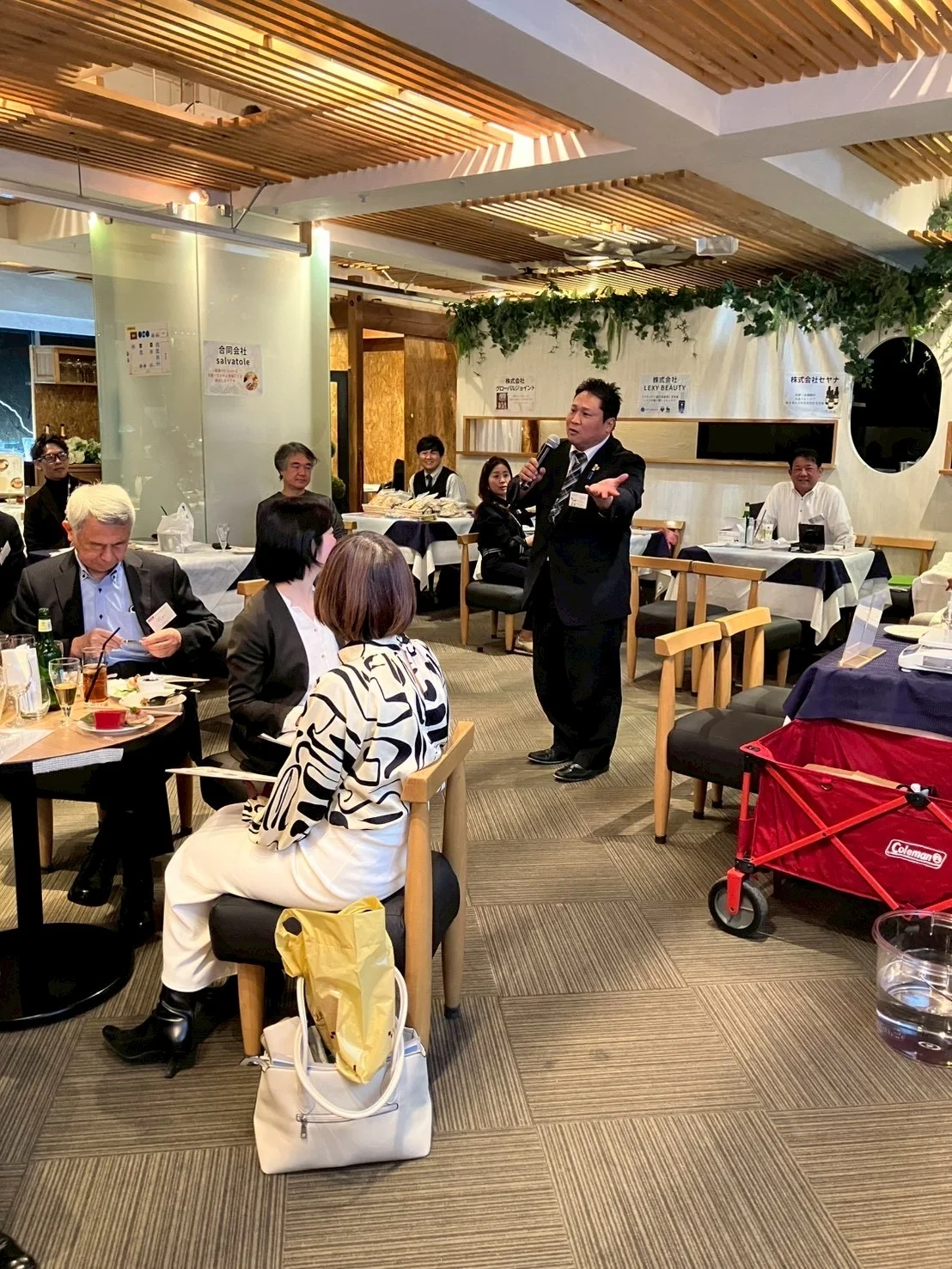 交流会で事業を紹介する参加者